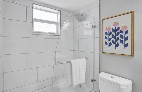 Poinciana Park Apartment | Rustic Retreats Modern 1BR for 4 guests in the heart of Fort Lauderdale