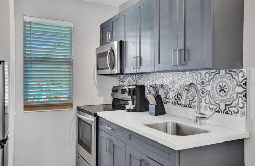 Poinciana Park Apartment | Rustic Retreats Modern 1BR for 4 guests in the heart of Fort Lauderdale