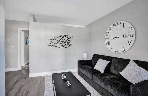 Poinciana Park Apartment | Rustic Retreats Spacious 1BR For 4 guests In The Heart of Fort Lauderdale