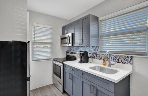 Poinciana Park Apartment | Rustic Retreats Spacious 1BR For 4 guests In The Heart of Fort Lauderdale