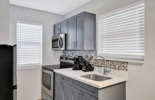 Poinciana Park Apartment | Rustic Retreats: Beachy 1BR in the heart of Fort Lauderdale