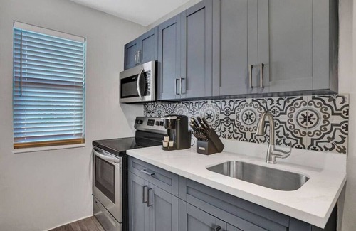 Poinciana Park Apartment | Rustic Retreats: Beachy 1BR in the heart of Fort Lauderdale