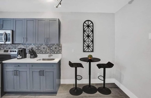 Poinciana Park Apartment | Rustic Retreats: Beachy 1BR in the heart of Fort Lauderdale