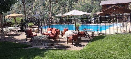 Squaw Valley House | Rustic Rooms by Kings Canyon & Sequoia National Parks