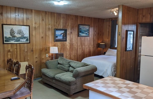 Nordland Cabin | Rustic secluded Studio on bay, pets welcome, BBQs, Firepits