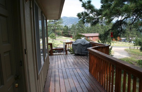 Estes Park House | Rustic, Shadow Pines Vacation Home with Hot Tub