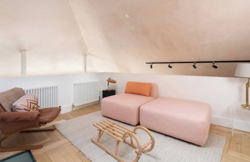 North Kensington Apartment | Rustic & Spacious 2BD Flat near White City