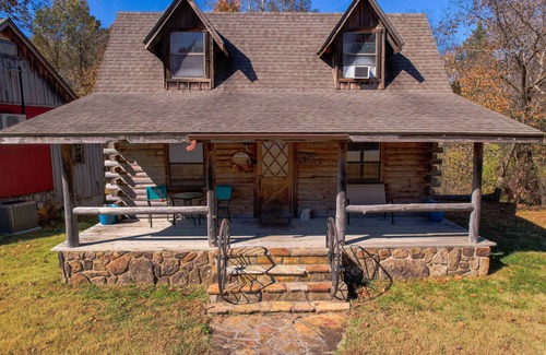 Harrison Cabin | Rustic Splendor in the Ozarks