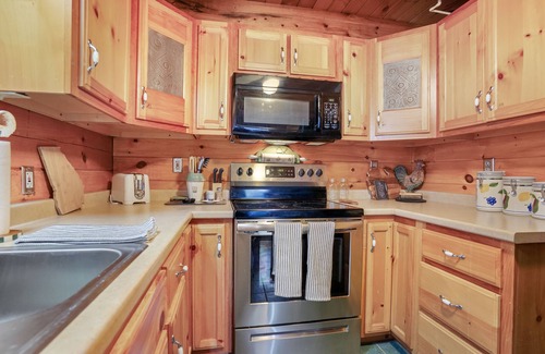 Epworth Cabin | Rustic Stay by the Creek: Your Perfect Creekside Retreat in Blue Ridge, Georgia