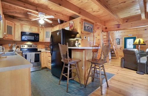 Epworth Cabin | Rustic Stay by the Creek: Your Perfect Creekside Retreat in Blue Ridge, Georgia