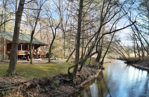 Epworth Cabin | Rustic Stay by the Creek: Your Perfect Creekside Retreat in Blue Ridge, Georgia