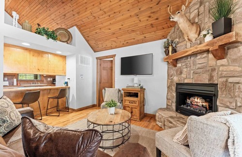 Branson West Cabin | Rustic Stonebridge Cabin, near Silver Dollar City Pools>Golf>Lake>Nature