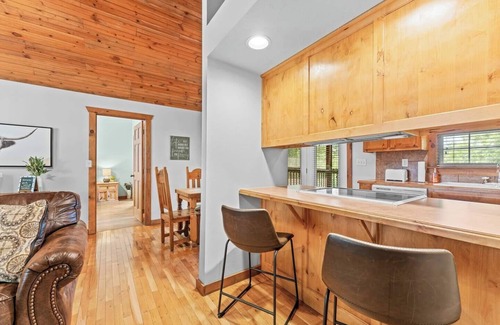 Branson West Cabin | Rustic Stonebridge Cabin, near Silver Dollar City Pools>Golf>Lake>Nature