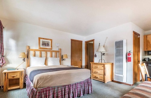 Tahoe Vista Apartment | Rustic studio with pool and private beach access