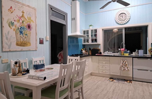Mount Crosby House | Rustic Sunflower 2 : A Large Queensland Style homestay. Family&Pet Friendly!n