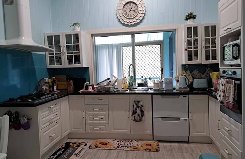 Mount Crosby House | Rustic Sunflower 2 : A Large Queensland Style homestay. Family&Pet Friendly!n