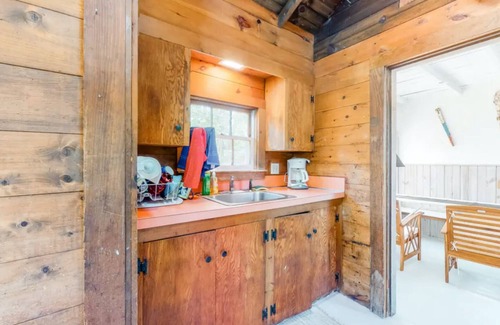 Siasconset House | Rustic, sunny cottage w/deck & W/D - walk to the beach & town!