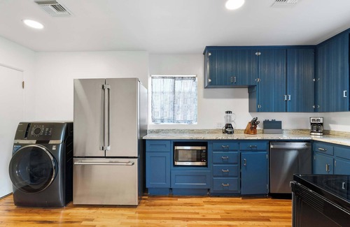 Jefferson Park House | Rustic UofA Gem: Near Jazz & Dillinger Days