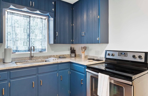 Jefferson Park House | Rustic UofA Gem: Near Jazz & Dillinger Days