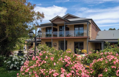 Labertouche House | Rustic Winery Villa | King Bed Room1 with En-Suite