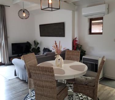 Geel Ski Chalet | Rustig gelegen chalet Kapeki met tuin aan het water