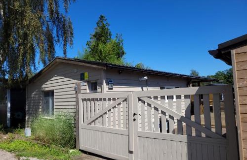 Geel House | Rustig gelegen chalet Solvo met terras aan het water