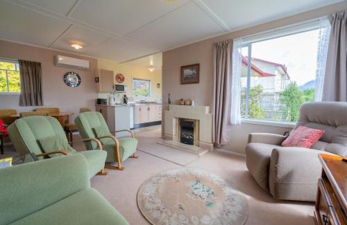 Te Anau House | Rustlein Cottage - Te Anau Holiday Home