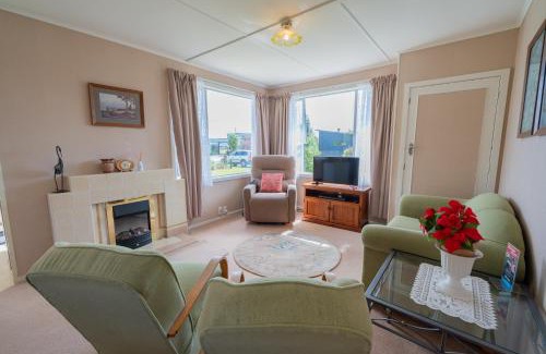 Te Anau House | Rustlein Cottage - Te Anau Holiday Home
