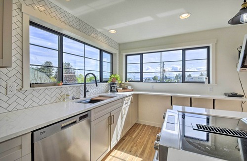 West End Apartment | 'Ruston Retreat' - Mod Home w/Rooftop Deck!