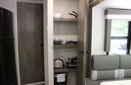 Empire RV Rental | RV Rental #15 Sleeps 6 people