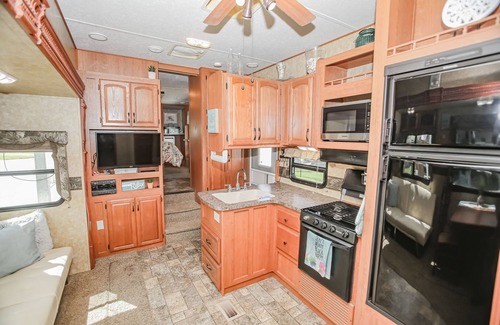 Cedar Lane Cabin | (RV1) Paradise in Sargent, Texas. Saltwater canal, minutes to the ICW and beach.