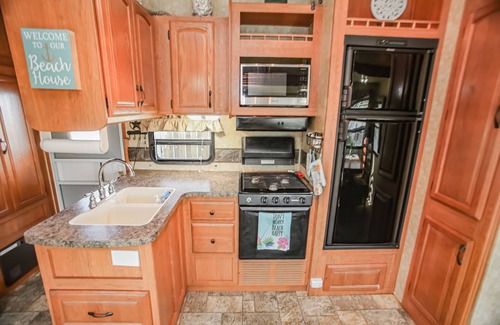 Cedar Lane Cabin | (RV1) Paradise in Sargent, Texas. Saltwater canal, minutes to the ICW and beach.