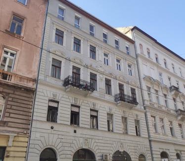 Terezvaros Apartment | RYB Lofts - Modern Comfort by Downtown BP