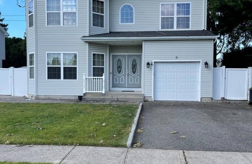 Hicksville House | RYDER CUP Enjoyable 3-bedroom house in Hicksville near LIRR and major Highways
