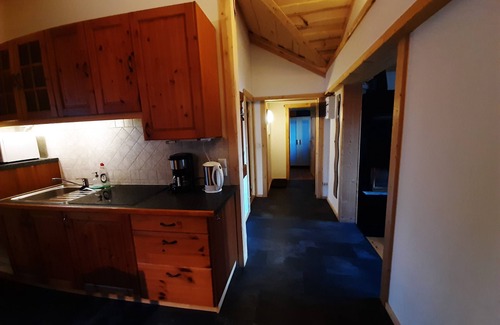 Lakene Cottage | Rymlig och Fräsch Stuga med Egen Timmerhus-bastu och Badtunna Nära Lakenesjön