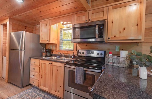 Lookout Valley Neighborhood Association Apartment | Ryon Tiny Home Cabin | City-side Rustic Retreat