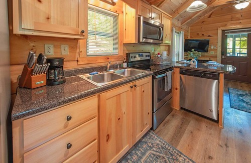 Lookout Valley Neighborhood Association Apartment | Ryon Tiny Home Cabin | City-side Rustic Retreat