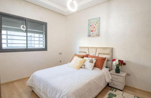 Ain Harrouda Apartment | Séjour Élégant et Détente au Bord de la Piscine