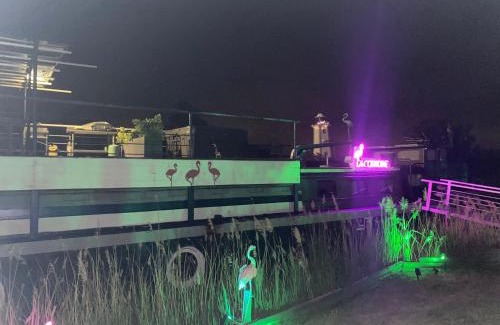 Aigues-Mortes Boat Rental | Séjour atypique et insolite sur notre péniche La Coradine avec grand spa