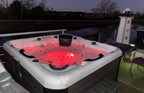 Aigues-Mortes Boat Rental | Séjour atypique et insolite sur notre péniche La Coradine avec grand spa