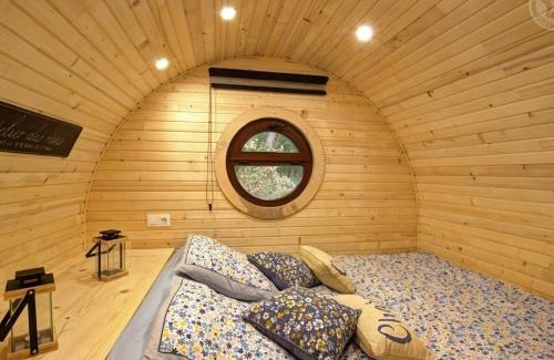 Mornand-en-Forez House | Séjour Authentique dans un Tonneau Viticole avec Piscine Chauffée et Mini-Ferme - FR-1-496-325