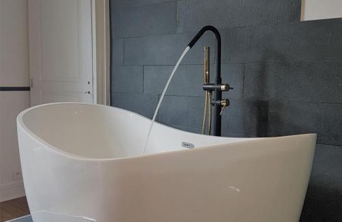 Cluis Bed & Breakfast | Séjour de Charme au Château avec Petit-Déjeuner et Parking - FR-1-591-705