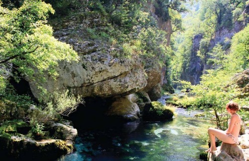 Saint-Andeol-de-Vals Bed & Breakfast | Séjour Insolite en Pleine Nature Dans un Séchoir à Plantes Aromatiques