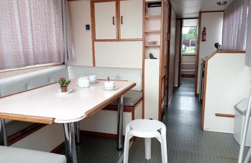 Chatillon en Bazois Boat Rental | Séjour insolite en bateau sur le canal à Châtillon-en-Bazois, 8 personnes - API-1-46-25