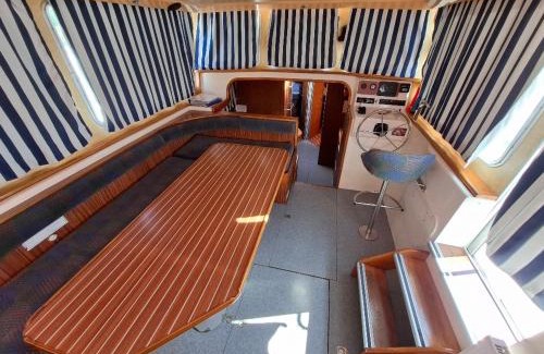 Chenille-Change Boat Rental | Séjour vintage à bord d'une péniche à Chenillé-Champteussé, 8-10 pers, grand espace extérieur - API-1-46-12