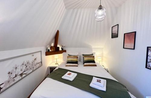 Sedan Apartment | S Baylevéd'Air duplex vue château, Balnéo et sauna