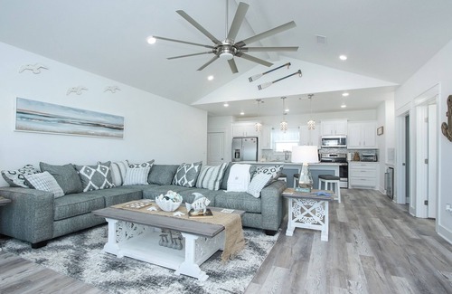 Crystal Beach House | S.S. Esmeralda-Newly built home-3min from beach