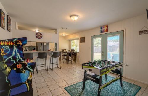 Live Oak House | SA Randolph New Braunfels Vacation home with King Bd Sleeps 10