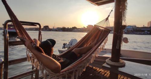 Phra Borom Maha Ratchawang Boat Rental | Sabai Sabai Liveaboard Bangkok