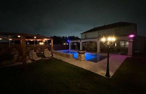 Houston House | Saddle n Spurs BNB, 25 minutes to downtown, pool, fire pit, grill
